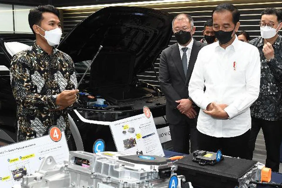 LAWAT KILANG TERBESAR: Presiden Indonesia, Encik Joko Widodo meninjau kilang membuat bateri kenderaan elektrik (EV), PT Hyundai LG Indonesia (HLI) Green Power di Karawang, Jawa Barat. Kilang itu merupakan pengeluar bateri EV pertama dan terbesar di Asia Tenggara.
