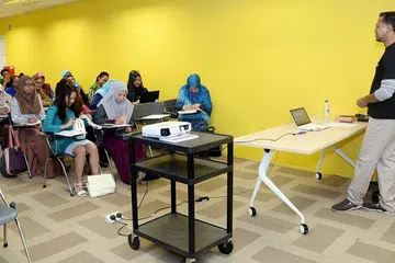BENGKEL PERTAMA: Penulis, Encik Hassan Hasaa'Ree Ali, membimbing para peserta yang terpilih mengikuti program Mencari Kristal anjuran Berita Harian dengan sokongan Majlis Seni Kebangsaan (NAC), tentang bagaimana menjana idea untuk melakar jalan cerita bagi penulisan kreatif. - Foto JOHARI RAHMAT