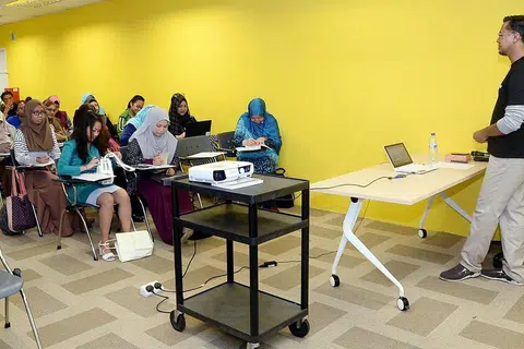 BENGKEL PERTAMA: Penulis, Encik Hassan Hasaa'Ree Ali, membimbing para peserta yang terpilih mengikuti program Mencari Kristal anjuran Berita Harian dengan sokongan Majlis Seni Kebangsaan (NAC), tentang bagaimana menjana idea untuk melakar jalan cerita bagi penulisan kreatif. - Foto JOHARI RAHMAT
