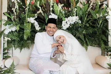 MERPATI DUA SEJOLI: Majlis perkahwinan Syamel dan Ernie Zakri dihadiri 20 ahli keluarga sahaja bagi mematuhi SOP Covid-19. - Foto SWEET PICTURES KL INSTAGRAM