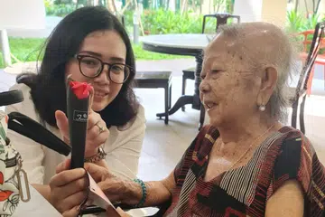 Cik Hazlina Abdul Halim (kiri) merupakan salah satu daripada 13 pengerusi cawangan wanita yang baru dilantik dan mengambil bahagian dalam inisiatif agihan bunga sabun kepada golongan ibu.