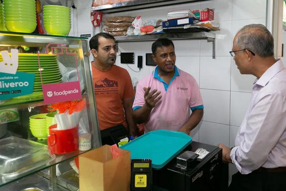 LAWAT PENJAJA: Encik Masagos (kanan) bersarapan dan mengadakan lawatan ke pusat penjaja di Our Tampines Hub kelmarin. Beliau bersama Encik Afzal Ali Bhatti (tengah) dari gerai Best Zaika Indian Muslim Food yang beroperasi sejak November 2016. - Foto FACEBOOK MASAGOS ZULKIFLI MASAGOS MOHAMAD