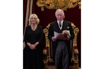 UPACARA PELANTIKAN: Raja Charles bersama isterinya, Permaisuri Camilla, di upacara rasmi pelantikan beliau sebagai Raja Britain semalam. - Foto AFP