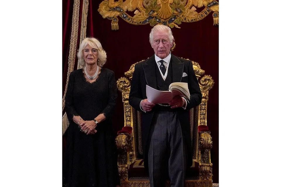 UPACARA PELANTIKAN: Raja Charles bersama isterinya, Permaisuri Camilla, di upacara rasmi pelantikan beliau sebagai Raja Britain semalam. - Foto AFP