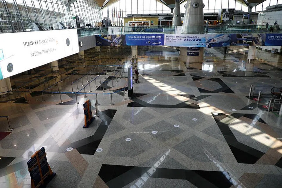 KOSONG: Lapangan Terbang Antarabangsa Kuala Lumpur lengang pada 18 Mac 2020, setelah kerajaan Malaysia menghalang kemasukan warga asing. 