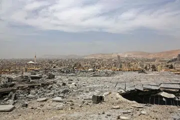 HANCUR: Pemandangan umum kemusnahan di Douma kelmarin, selepas tentera Syria mengisytiharkan semua pasukan antipemerintah telah meninggalkan wilayah Ghouta Timur selepas serangan dua bulan terhadap pemberontak. - Foto AFP