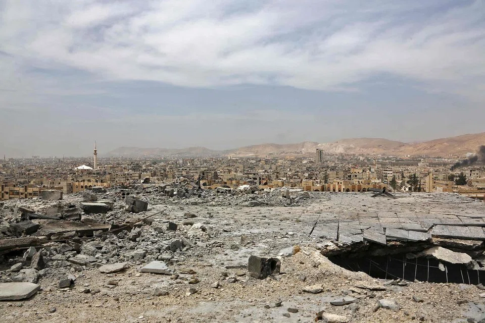 HANCUR: Pemandangan umum kemusnahan di Douma kelmarin, selepas tentera Syria mengisytiharkan semua pasukan antipemerintah telah meninggalkan wilayah Ghouta Timur selepas serangan dua bulan terhadap pemberontak. - Foto AFP