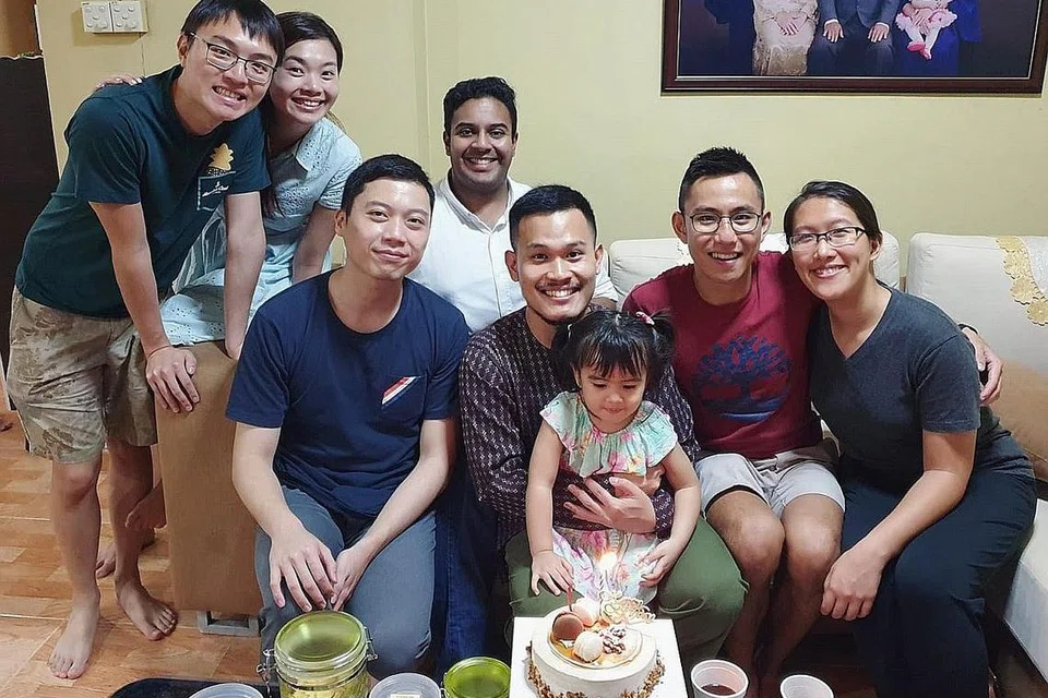 AJAK RAKAN BERAYA SAMA: Muhammad Sadikin Muhamad Jailani (tengah, berbaju kotak-kotak) menganjurkan rumah terbuka untuk kesemua teman-teman beliau sebagai wadah untuk mengeratkan hubungan sambil menjamu selera. - Foto ihsan MUHAMMAD SADIKIN MUHAMAD JAILANI 