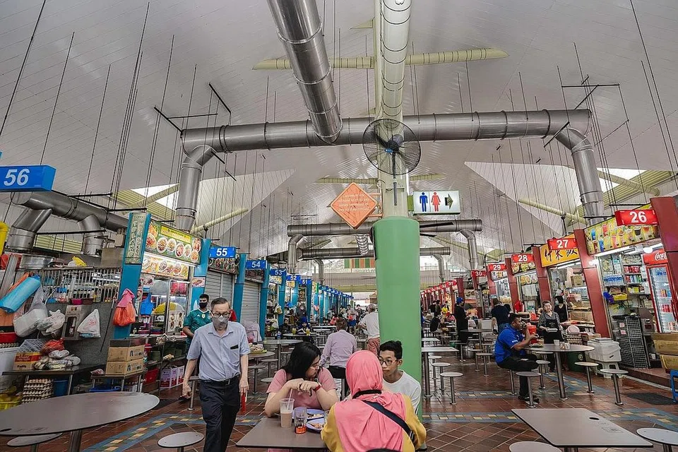 BUKA SEMULA: Setelah sekitar tiga bulan, Pusat Makanan Ayer Rajah buka semula setelah melalui kerja-kerja naik taraf. - Foto BH oleh NUR DIYANA TAHA