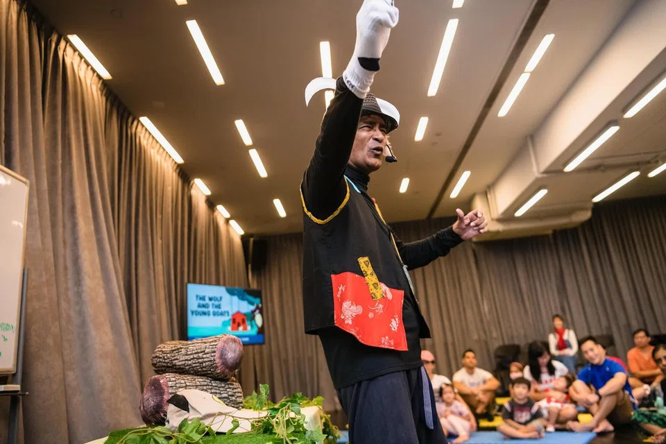 SESI CERITA MENARIK: Kelab Kanak-Kanak Gateway mengadakan sesi bercerita percuma untuk keluarga dengan anak-anak kecil setiap Sabtu di pusat seni Teater Gateway di Bukit Merah. 