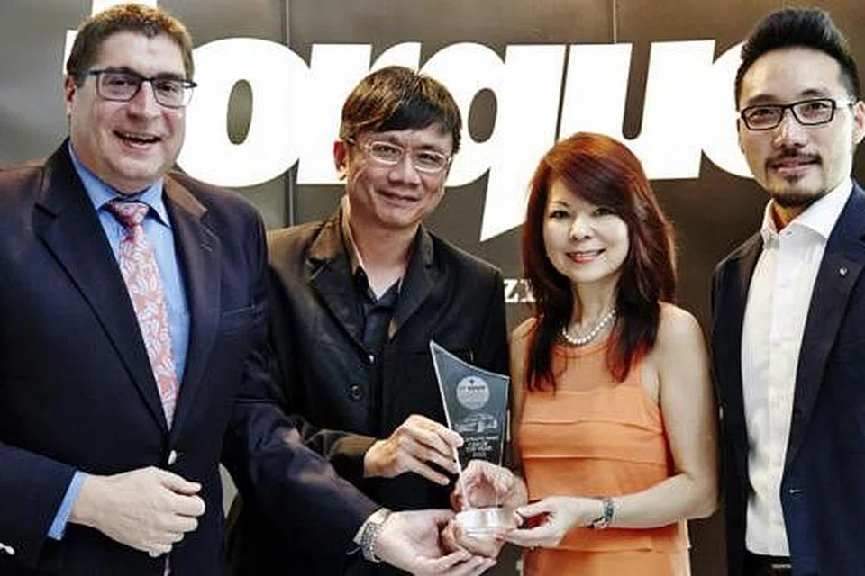 PENERIMA ANUGERAH: (Dari kiri) Encik Sethipong Anutarasoti (wakil BMW Asia), Encik David Ting (Editor Torque), Cik Belinda Bay dan Encik Horst Herdtle (wakil Performance Motors Limited). - Foto TORQUE MAGAZINE