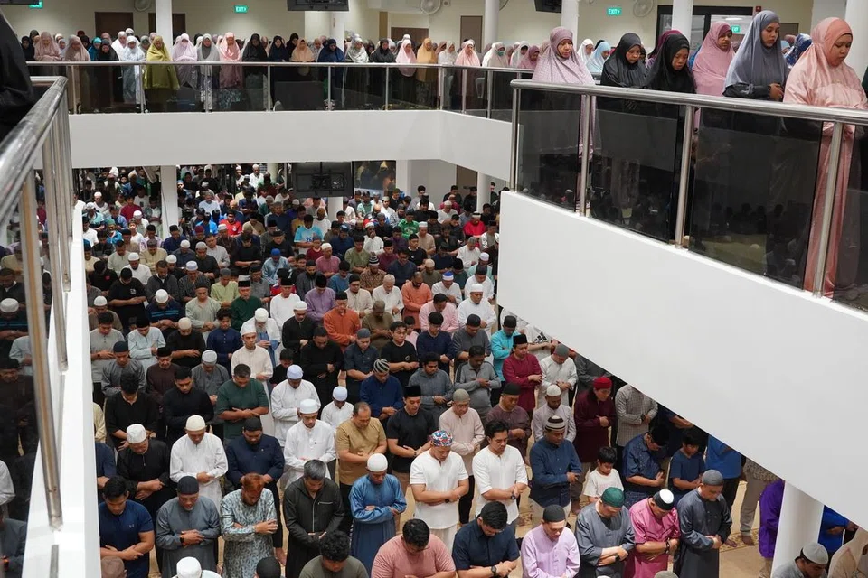 Suasana di Masjid Darul Makmur semasa solat Isyak pada 18 Februari.