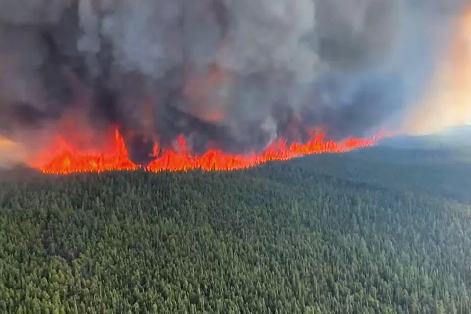 KEBAKARAN MELUAS: Rakaman video daripada British Columbia Wildfire Service, menunjukkan kebakaran di kawasan Sungai Barat Kiskatanaw, sekitar 10 kilometer di timur Tumbler Ridge, Canada.  