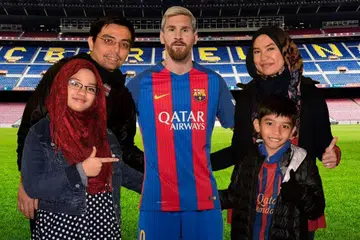 KENANGAN MANIS: Muhd Mikail (kanan) dan ibu bapanya, Siti Hajar dan Soffian, serta kakaknya, Nurbatrisya, bergambar ketika di Muzium Camp Nou semasa lawatan ke Barcelona hujung tahun lalu. Gambar bintang Barca and Argentina, Lionel Messi (tengah), kemudian 'ditindih' pada foto asal. - Foto ihsan SOFFIAN OSMAN