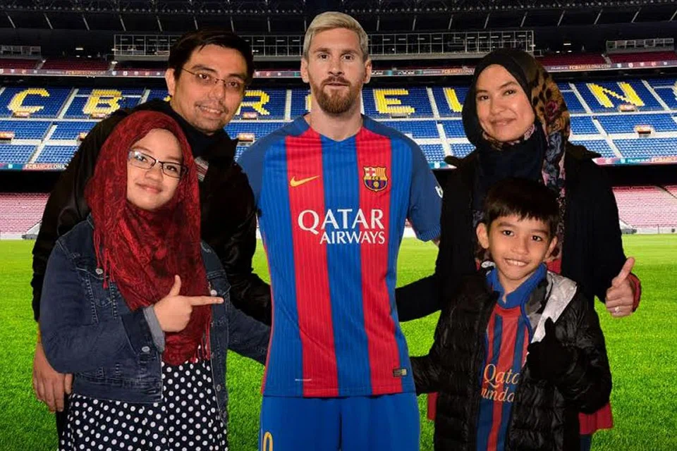 KENANGAN MANIS: Muhd Mikail (kanan) dan ibu bapanya, Siti Hajar dan Soffian, serta kakaknya, Nurbatrisya, bergambar ketika di Muzium Camp Nou semasa lawatan ke Barcelona hujung tahun lalu. Gambar bintang Barca and Argentina, Lionel Messi (tengah), kemudian 'ditindih' pada foto asal. - Foto ihsan SOFFIAN OSMAN