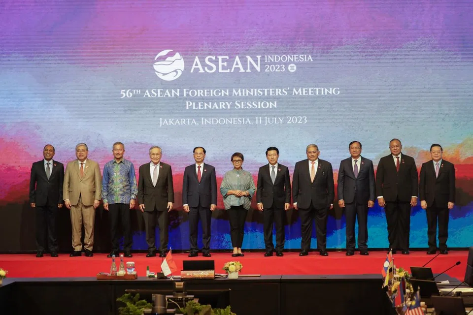 PERKUKUH KERJASAMA: Sidang menteri ehwal luar Asean di Jakarta antara lain menyemak semula usaha Pembangunan Masyarakat Asean dan menegaskan semula peranan utama Asean serta perpaduan anggotanya di sebalik sekitaran serantau dan sejagat yang terus mencabar.