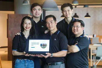 KALKULATOR KARBON: Pasukan daripada JTC menunjukkan kalkulator karbon terkandung yang mereka bangunkan, yang mempunyai faktor pelepasan karbon yang disesuaikan dengan keperluan Singapura.