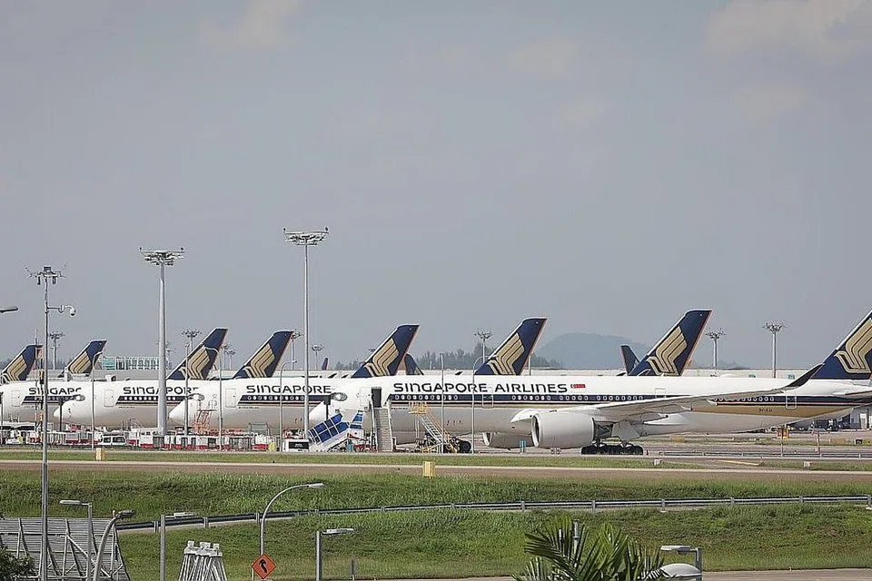 MAKMAL DI CHANGI: Pemerintah akan menubuhkan sebuah makmal khusus ujian Covid-19 di Lapangan Terbang Changi, untuk menyokong pemulihan penerbangan. Proses menjalankan ujian adalah penting untuk membuka perjalanan udara, kata Encik Ong di Parlimen semalam. - Foto BH oleh ALPHONSUS CHERN dan ONG WEE JIN