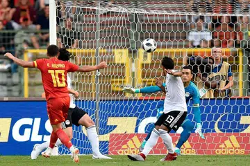 GOL CANTIK: Penyerang Belgium, Eden Hazard (jersi merah) menjaringkan gol pasukannya semasa kemenangan 3-0 ke atas Mesir dalam satu perlawanan persiapan menjelang Piala Dunia. - Foto AFP