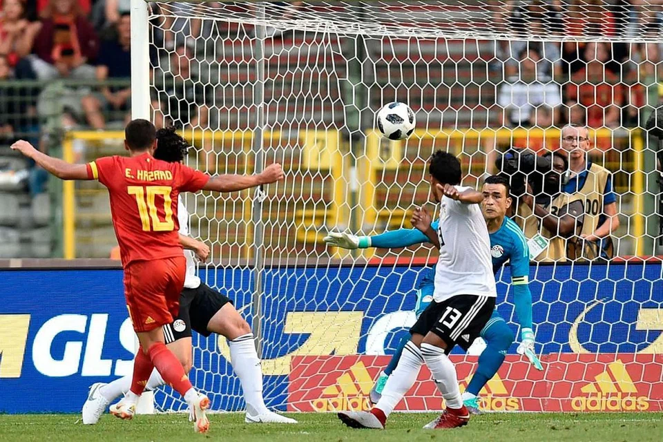 GOL CANTIK: Penyerang Belgium, Eden Hazard (jersi merah) menjaringkan gol pasukannya semasa kemenangan 3-0 ke atas Mesir dalam satu perlawanan persiapan menjelang Piala Dunia. - Foto AFP