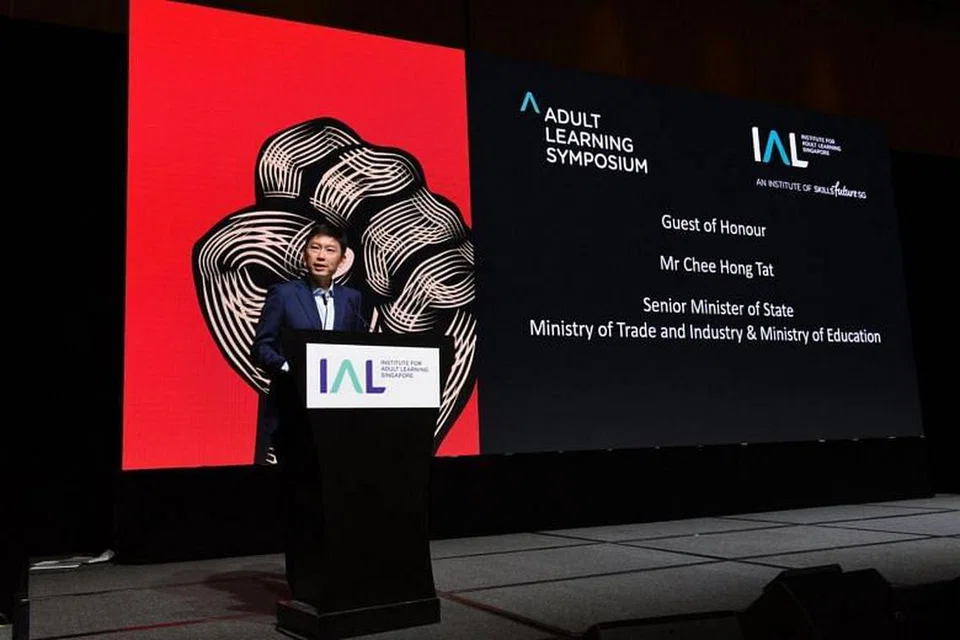 Menteri Negara Kanan (Perdagangan dan Perindustrian) Chee Hong Tat berucap di Simposium Pendidikan Dewasa 2018. FOTO: FACEBOOK/ INSTITUT PENDIDIKAN DEWASA SINGAPURA