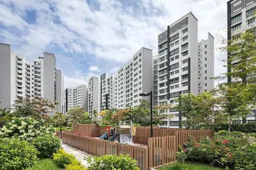 INDAH DAN SEJUK MATA MEMANDANG: Taman di bumbung tempat letak kereta bertingkat HDB kini bukan disediakan dengan kemudahan seperti taman permainan dan sudut senaman sahaja, bahkan diindahkan dengan pokok-pokok penuh menghijau. Kehijauan yang bersepadu dalam projek perumahan baru di Dawson Estate ini memaparkan garis panduan Keperluan Menghijau Dipertingkat HDB. - Foto-foto HDB