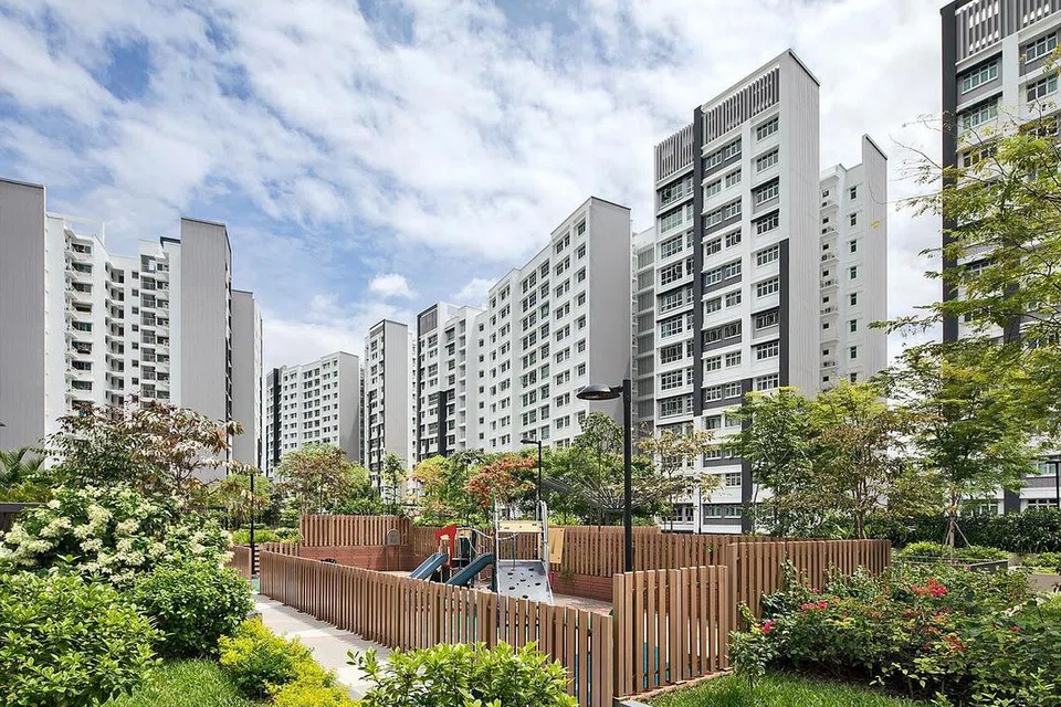 INDAH DAN SEJUK MATA MEMANDANG: Taman di bumbung tempat letak kereta bertingkat HDB kini bukan disediakan dengan kemudahan seperti taman permainan dan sudut senaman sahaja, bahkan diindahkan dengan pokok-pokok penuh menghijau. Kehijauan yang bersepadu dalam projek perumahan baru di Dawson Estate ini memaparkan garis panduan Keperluan Menghijau Dipertingkat HDB. - Foto-foto HDB