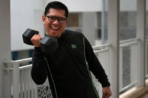 PEMAKANAN LEBIH SIHAT: Selain mengelakkan makanan berlemak seperti nasi beriani, Ustaz Aiman turut kerap mengamalkan senaman yang diajar seorang pelatih di bawah program Asatizah Sihat.