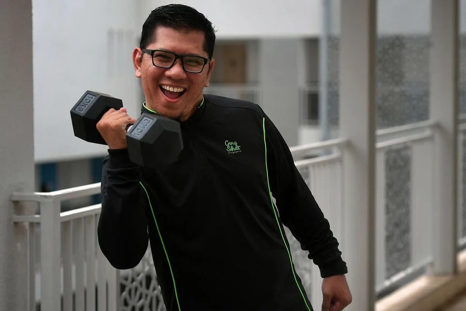 PEMAKANAN LEBIH SIHAT: Selain mengelakkan makanan berlemak seperti nasi beriani, Ustaz Aiman turut kerap mengamalkan senaman yang diajar seorang pelatih di bawah program Asatizah Sihat.