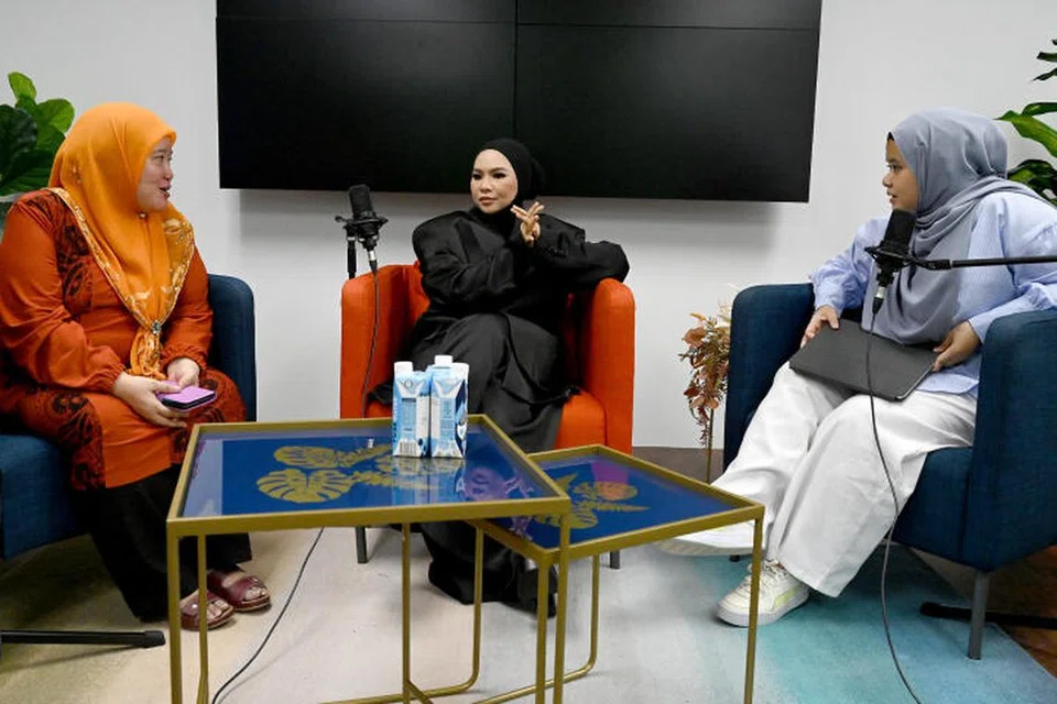 BUKA CERITA PERJALANAN SENI: Aina Abdul (tengah) berkongsi pengalaman pahit manis dalam membina kerjaya seni pada sesi podcast #NoTapis bersama Ketua Gaya Hidup, Haryani Ismail (kiri) dan wartawan sosial media, Ameerah Sallehuddin.