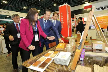 TERIMA PERUBAHAN: Dr Koh (dua dari kanan) menggesa syarikat mengamalkan fikiran terbuka dan mengambil kesempatan mempelajari idea dan amalan baru yang boleh memacu pertumbuhan. - Foto SPHERE EXHIBITS