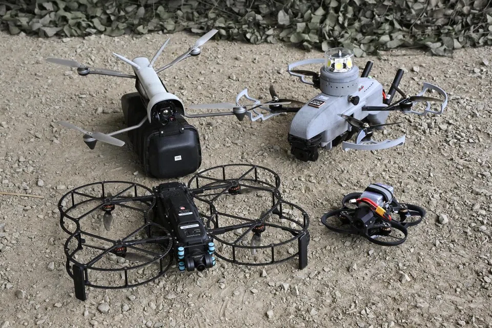 Bergantung pada keperluan misi, antara dron pengawasan dan dron serangan yang dikendalikan oleh Seksyen Steel Net adalah (dari kiri atas, putaran jam) sistem udara tanpa pemandu Vesper, ARTOS, ARES dan kuadkopter M6F. Dron-dron tersebut dipamerkan semasa demonstrasi khas Batalion Infantri Generasi Seterusnya (NGIB) di Kawasan Latihan Operasi Bandar (UOTF), yang terletak di Kawasan Latihan Shoalwater Bay (SWBTA), Queensland, Australia, pada 22 Oktober.