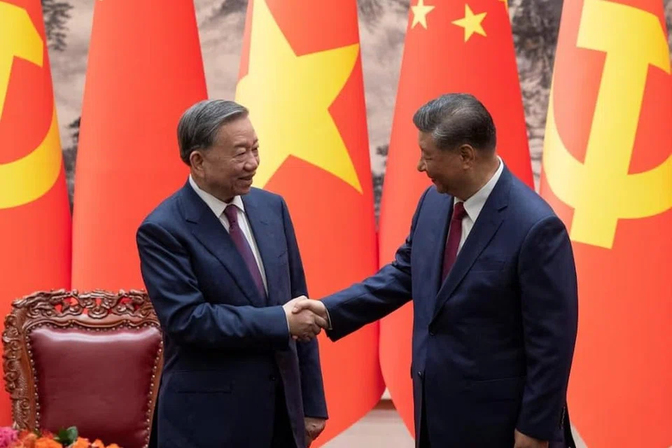 Presiden China, Xi Jinping, berjabat tangan dengan Presiden Vietnam, To Lam, selepas majlis menandatangani perjanjian di Dewan Besar Rakyat di Beijing, China, pada 19 Ogos 2024.