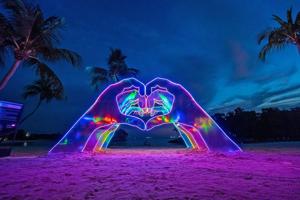 CAHAYA MENERANGI PULAU: Acara seperti Island Lights di Sentosa ini merupakan kegiatan yang terus menarik perhatian ramai pelawat dan menjadikan suasana malam pulau peranginan itu lebih indah. - Foto SDC