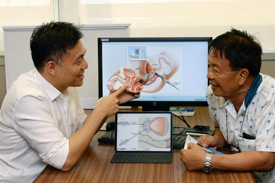 PANDANGAN DOKTOR: Gejala awal barah prostat tidak dapat diperiksa secara sendiri. Mereka yang mempunyai sejarah keluarga barah prostat harus mendapatkan pandangan dan saranan doktor jika perlu menjalani pemeriksaan prostat.