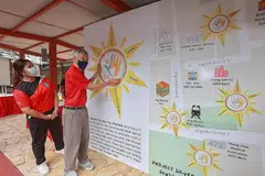 PEKA TENTANG KEPERLUAN WARGA EMAS: Anggota Parlimen GRC Ang Mo Kio, Cik Nadia Ahmad Samdin (kiri) dan aktivis akar umbinya mengenalkan inisiatif rangkaian jagaan Care Network-Living Well di kejiranan Cheng San-Seletar yang dilancarkan Perdana Menteri Lee Hsien Loong bagi melengkapi masyarakat dengan kemahiran menangani isu kesihatan mental warga emas. - Foto ZAOBAO