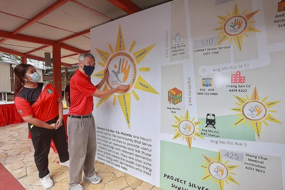 PEKA TENTANG KEPERLUAN WARGA EMAS: Anggota Parlimen GRC Ang Mo Kio, Cik Nadia Ahmad Samdin (kiri) dan aktivis akar umbinya mengenalkan inisiatif rangkaian jagaan Care Network-Living Well di kejiranan Cheng San-Seletar yang dilancarkan Perdana Menteri Lee Hsien Loong bagi melengkapi masyarakat dengan kemahiran menangani isu kesihatan mental warga emas. - Foto ZAOBAO