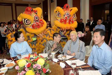 PERSEFAHAMAN ANTARA AGAMA: (Dari kiri) Presiden dan Pengasas IMC Organisation Limited, Cik Juliet Liu; Dr Mohamad Maliki Osman; Venerable Master Chin Kung; dan Encik Ong Ye Kung, di acara Tahun Baru Cina yang dimeriahkan dengan tarian singa di Hotel Furama Riverfront semalam. - Foto JOHARI RAHMAT