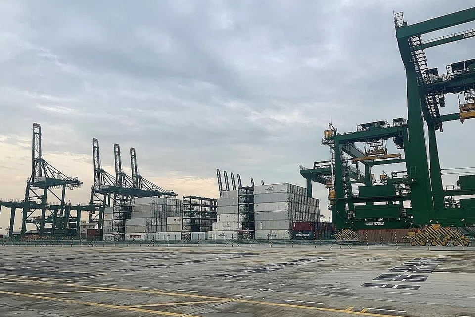 PELABUHAN TUAS: Kapasiti 2,000 TEU (unit sepanjang 20 kaki) yang dibuka di pelabuhan Tuas bulan lalu ialah tambahan kepada ruang penyimpanan 65,000 TEU yang dilancarkan di terminal Keppel akhir tahun lalu. - Foto PSA SINGAPORE