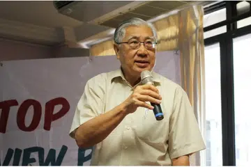 Allahyarham Dr Sharom Ahmat dikenali dengan penulisan akademiknya, terutamanya mengenai sejarah Kedah dan hubungan Kedah-Siam.