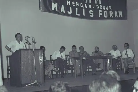 KEPIMPINAN AWAL: Para pemimpin perintis 4PM, (dari kiri) Yatim Dohon, Fatimah Chik (terselindung), Sha’ari Tadin, Mahmood Ahmad, Ramli Abdul Hadi, Syed Hussein Al-Atas, Buyong Adil dan Gon Eng Choon berkumpul dalam sebuah seminar pada 1967. 