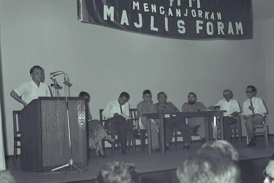 KEPIMPINAN AWAL: Para pemimpin perintis 4PM, (dari kiri) Yatim Dohon, Fatimah Chik (terselindung), Sha’ari Tadin, Mahmood Ahmad, Ramli Abdul Hadi, Syed Hussein Al-Atas, Buyong Adil dan Gon Eng Choon berkumpul dalam sebuah seminar pada 1967. 