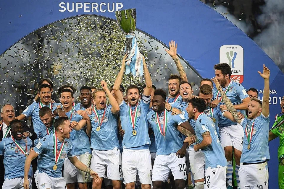 SAMBUT KEJAYAAN: Pemain Lazio meraikan pencapaian mereka merangkul Piala Super Italy buat kali kelima selepas berjaya menundukkan Juventus 3-1. - Foto REUTERS