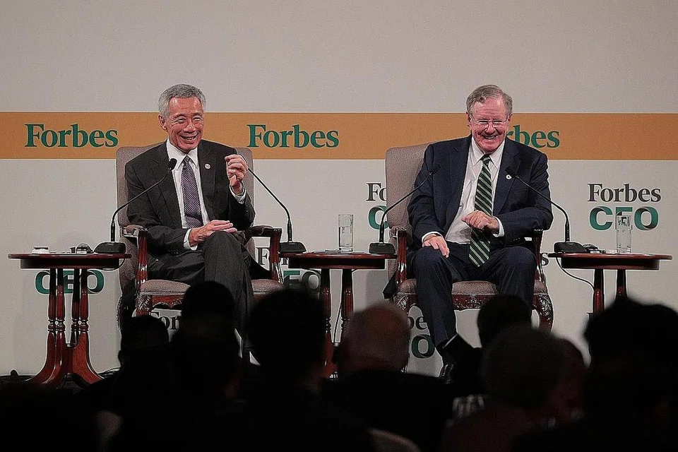 CARA SINGAPURA: Perdana Menteri, Encik Lee Hsien Loong (kiri) dan Pengerusi merangkap Ketua Editor Forbes Media, Encik Steve Forbes, menghadiri sesi dialog di Persidangan CEO Global Forbes di Hotel Shangri-La kelmarin. - Foto BH oleh JASON QUAH