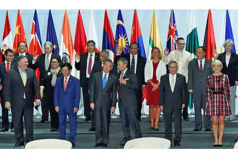 FORUM MENTERI LUAR ASEAN: Dr Vivian Balakrishnan (barisan depan, tiga dari kanan) sedang berbual dengan Menteri Ehwal Luar China, Wang Yi, dengan disertai antara lain Mike Pompeo (kiri sekali) di rahat Forum Serantau Asean semalam. - Foto REUTERS