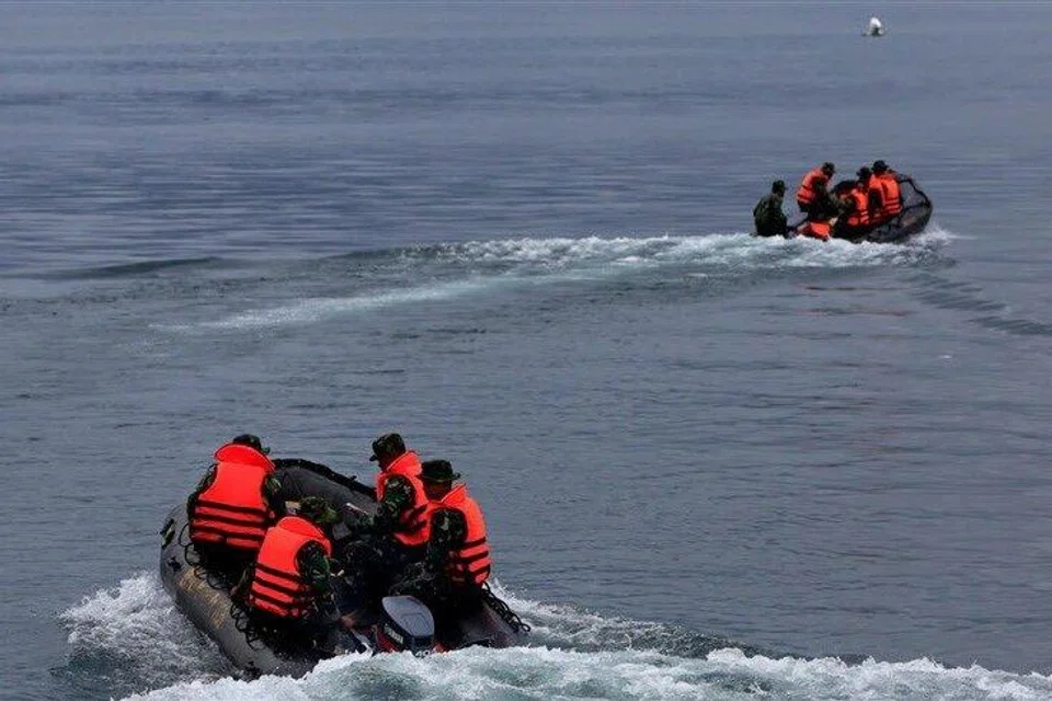 Para pegawai penyelamat  bergegas ke tempat kejadian selepas jet ski yang ditunggangi seorang warga Saudi dan seorang wanita Indonesia, terbalik di Pantai Bubalu di Pelabuhanratu, Sukabumi, Jawa Barat Indonesia, pada 5 Januari 2026.