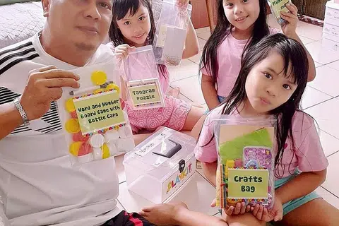 SERONOK BELAJAR MATEMATIK BERSAMA: Encik Ednend Abdul Fatah merupakan antara ibu bapa yang telah menyertai KelasMateMatika@CC dalam talian, atau eKMM@CC, selama empat minggu pada Oktober lalu bersama isteri dan tiga anak kembar mereka - Ain Marissa, Ain Mahira dan Ain Madina - yang berusia enam tahun. - Foto MENDAKI.