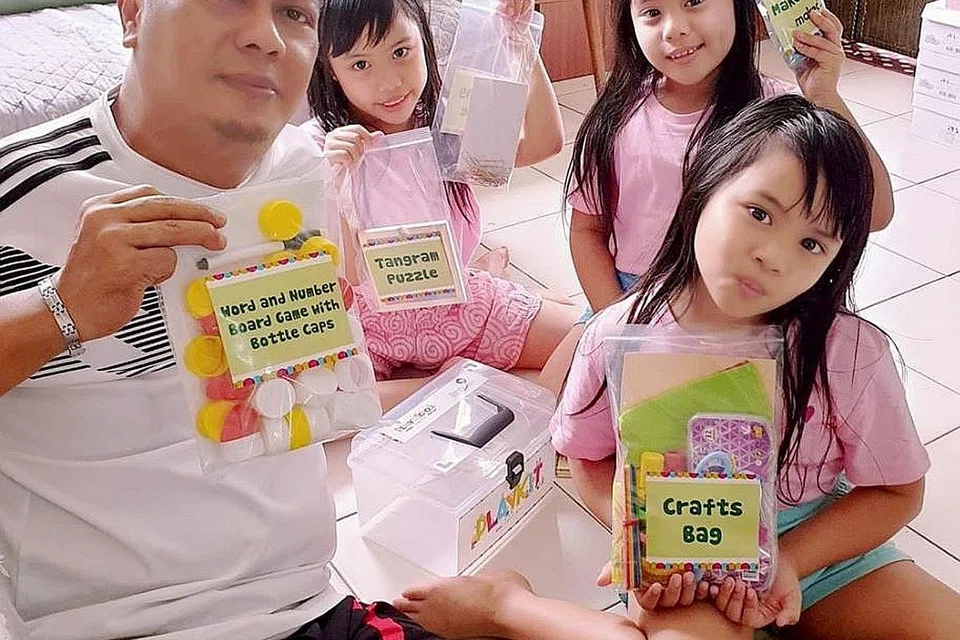 SERONOK BELAJAR MATEMATIK BERSAMA: Encik Ednend Abdul Fatah merupakan antara ibu bapa yang telah menyertai KelasMateMatika@CC dalam talian, atau eKMM@CC, selama empat minggu pada Oktober lalu bersama isteri dan tiga anak kembar mereka - Ain Marissa, Ain Mahira dan Ain Madina - yang berusia enam tahun. - Foto MENDAKI.