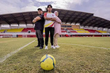 LALUAN DSA: Cik Hanifah Syed Ahmad (kanan) bersama suaminya, Encik Bakhtiar Borhan Said (kiri) berusaha agar anak sulung mereka, Amirul Hakim Bakhtiar, dapat memasuki Sekolah Victoria melalui laluan DSA. - Foto BH oleh NUR DIYANA TAHA