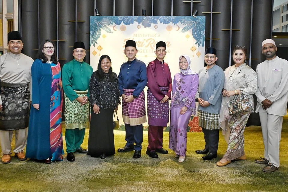 Pemangku Menteri Bertanggungjawab bagi Ehwal Masyarakat Islam, Profesor Madya Dr Muhammad Faishal Ibrahim (lima dari kanan), bersama para Anggota Parlimen Melayu/Islam yang hadir di majlis Perjumpaan Hari Raya Menteri pada 10 April. Bersama beliau ialah (dari kiri) Encik Sharael Taha (GRC Pasir Ris-Changi); Cik Hazlina Abdul Halim (GRC East Coast); Encik Saktiandi Supaat (GRC Bishan-Toa Payoh); Cik Mariam Jaafar (GRC Sembawang); Menteri Negara Kanan (Kemampanan dan Sekitaran merangkap Pertahanan), Encik Zaqy Mohamad; Menteri Negara (Penerangan dan Pembangunan Digital merangkap Kesihatan), Cik Rahayu Mahzam; Setiausaha Parlimen Kanan (Pendidikan merangkap Pembangunan Negara), Dr Syed Harun Alhabsyi; Cik Nadia Samdin (GRC Ang Mo Kio) dan Dr Hamid Razak (GRC West Coast-Jurong West).